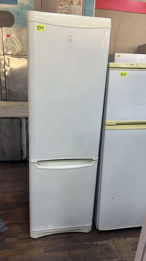 Indesit iki qapılı soyuducu - Rəng: ağ - Üst hissə – soyuducu bölmə