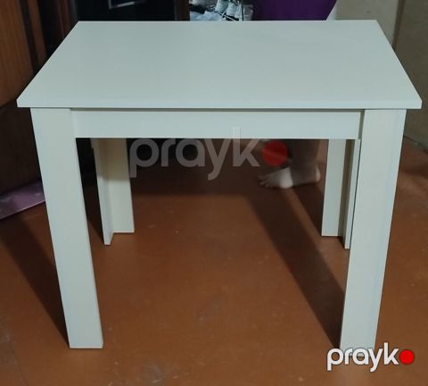 Krem rengli çoxməqsədli masa - Sadə və minimal dizayn: dördkünc