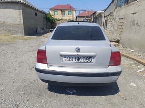 Volkswagen Passat: 1.6 l | 1999 il Sedan