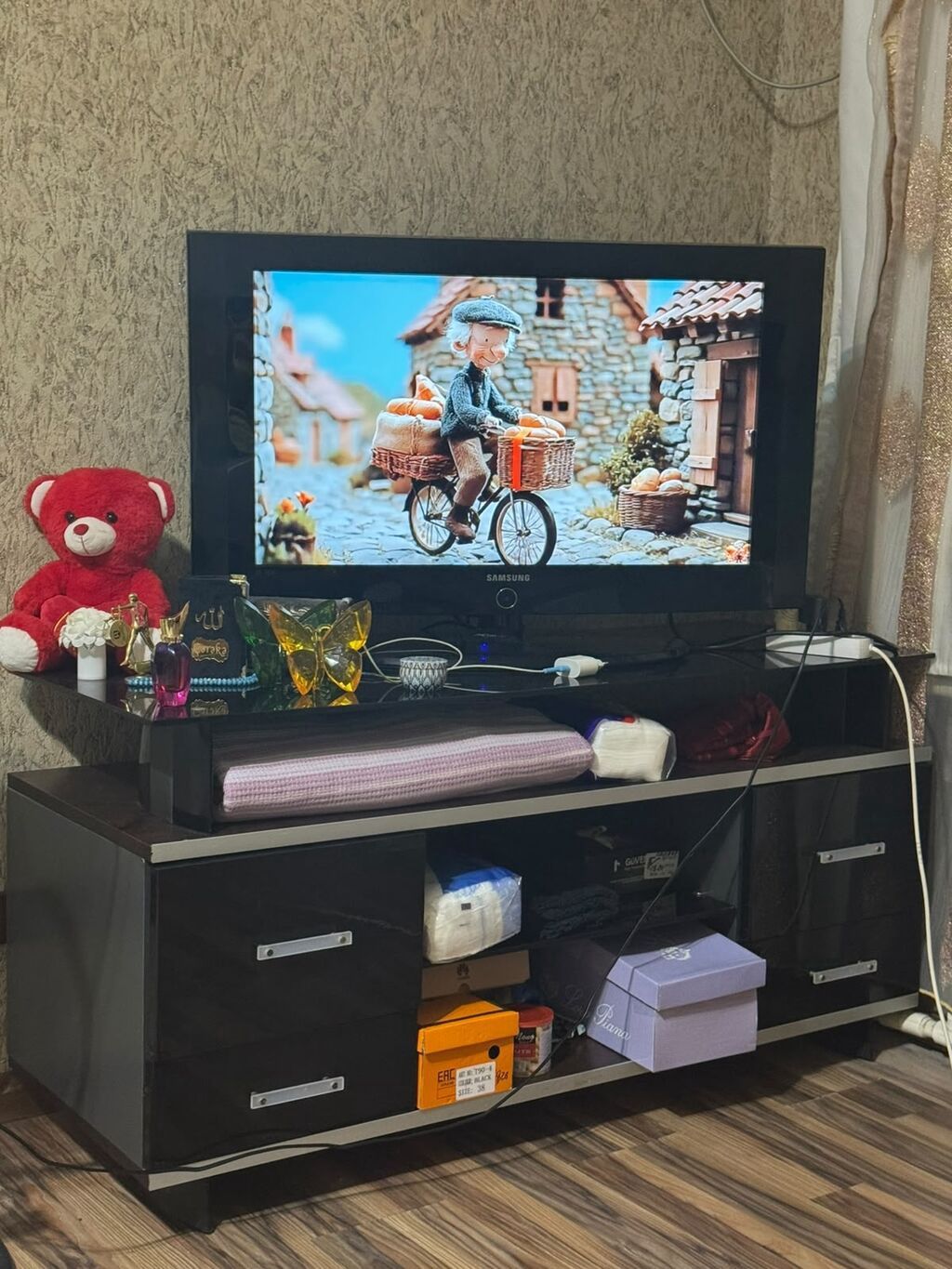 İşlənmiş, Düz TV altlığı, Polkalı, Taxtalı