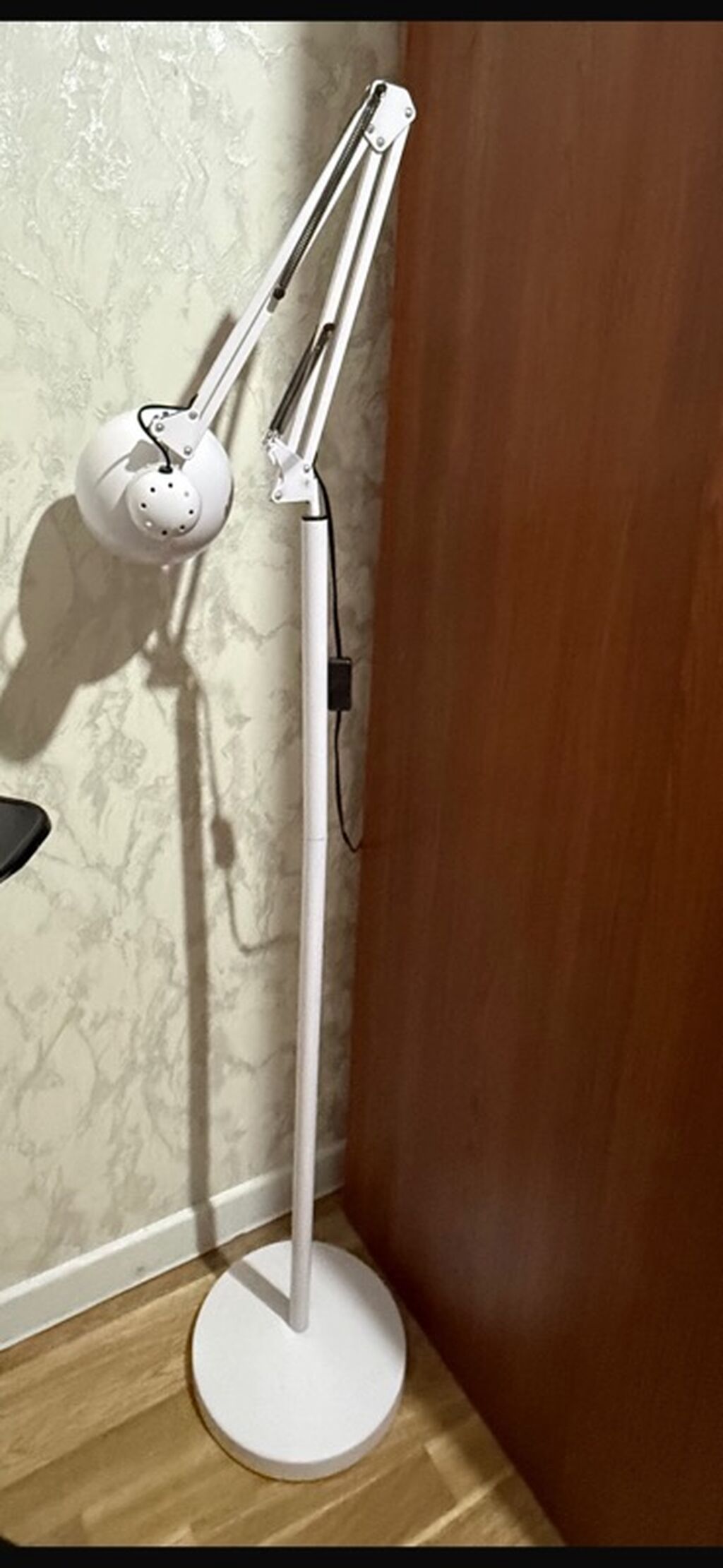 Ağ rəngli döşəmə tipli işıqlandırma lampası - Dizayn: Minimalist — İşıqlandırma, Bakı (2)
