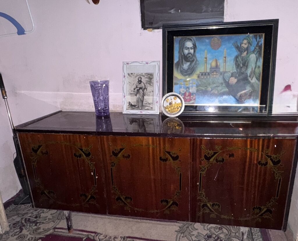 Klassik üslubda taxta bufet/dolab - Material: cilalanmış ağac, parlaq