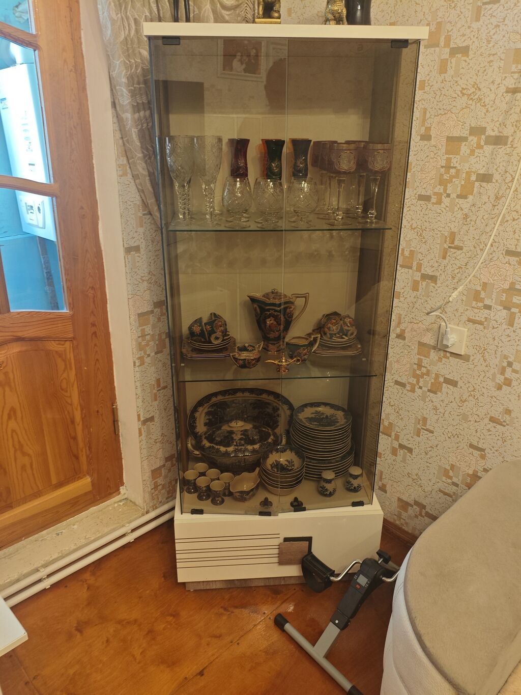 Şüşə vitrin şkaf. - Material: qabaqcıl qalın şüşə ön və yan — Biznes və avadanlıq, Bakı (2)