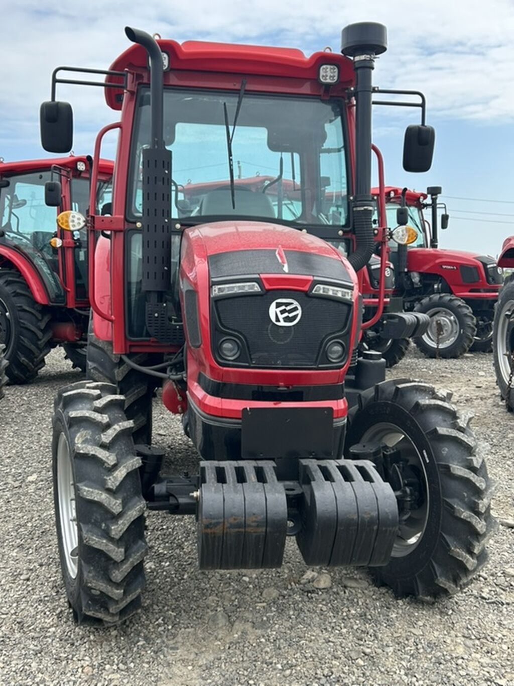 Fotolardakı kənd təsərrüfatı texnikası: Dongfeng DFE904-3 təkərli — Traktorlar, Quba