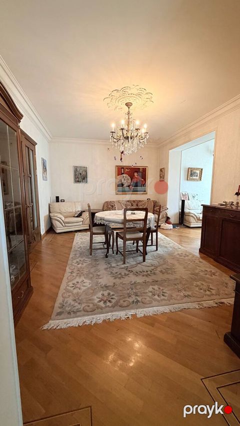 Satılır 4 otaqlı köhnə tikili 160 m²