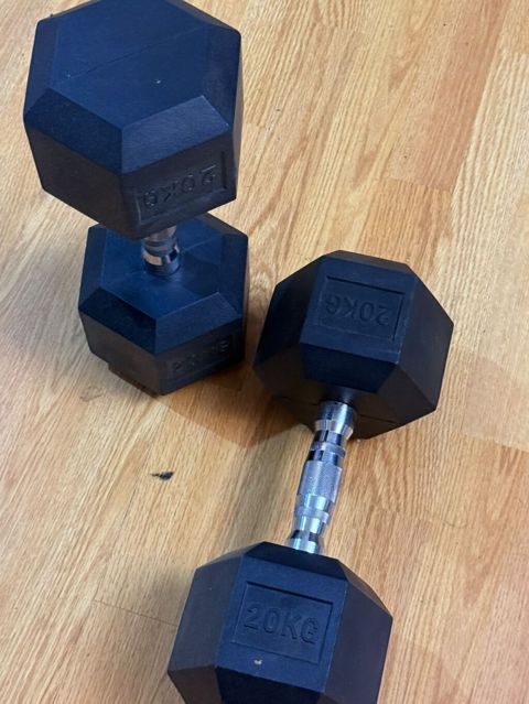 Məhsul: Heksaqonal dambbell cütü - Çəki: hər biri 20 kg (ümumi 40 kg) — Sports and Recreation