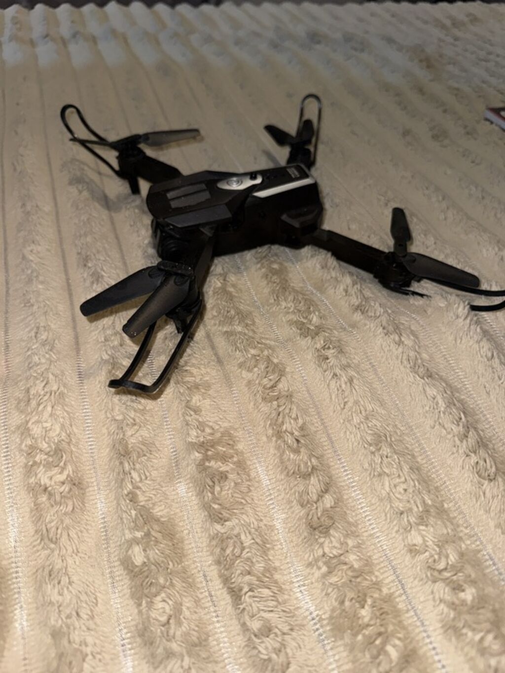 Qatlanan mini dron dəsti Məhsul xüsusiyyətləri: - Qatlanan korpuslu