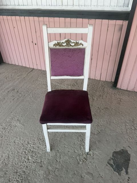 Klassik stul, ağ karkas, bənövşəyi oturacaq