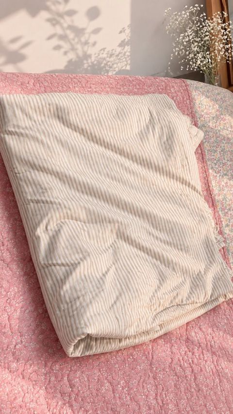 Bej-ağ zolaqlı yorğan/pled - Material: yumşaq, nəfəsalan parça