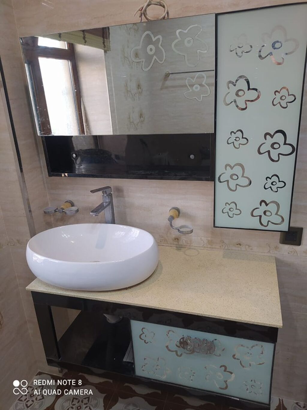 Hamam otağı üçün güzgülü dolab və çanaqlı lavabo komplekti. Komplektə — Mallar, Sumqayıt