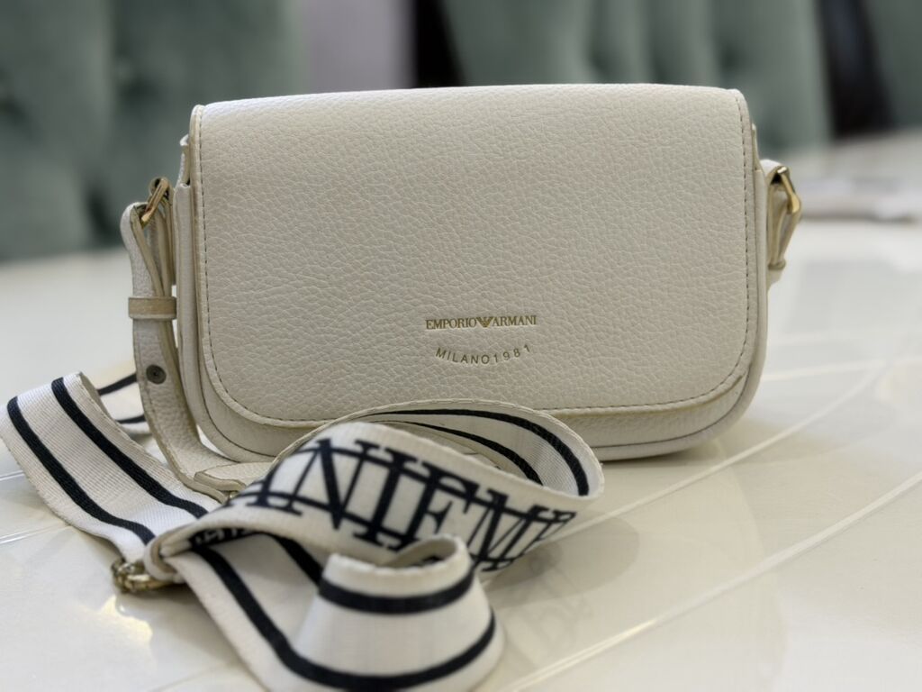 Emporio Armani çiyin çantası – ağ rəng, dənəvər teksturalı dəri — Çantalar, Gəncə