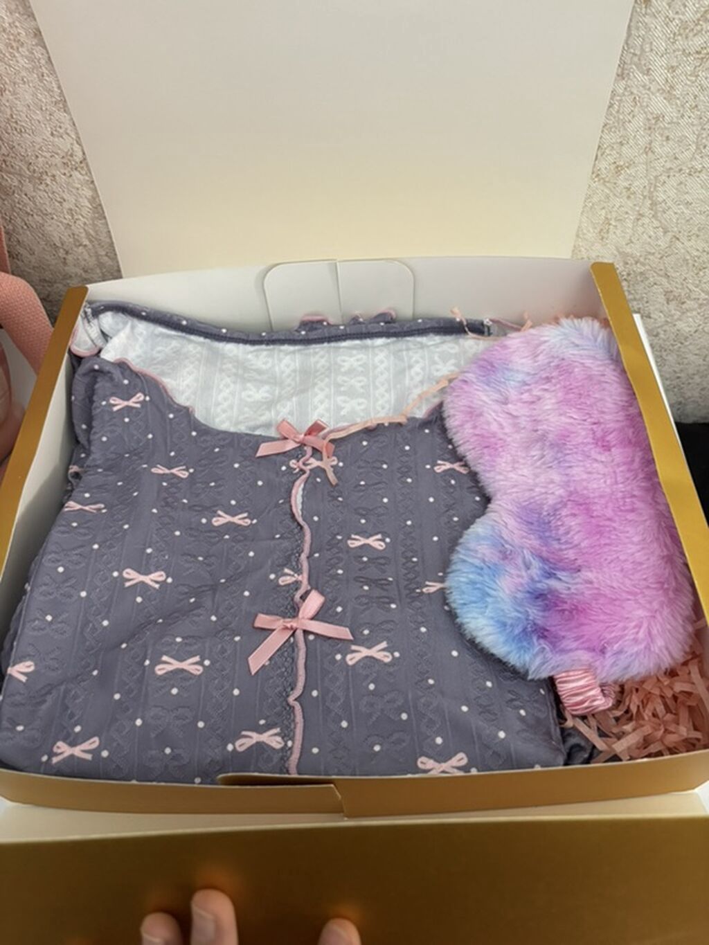 Qutu dəsti: qadın pijama və yuxu maskası - Dəst tərkibi: 1 ədəd