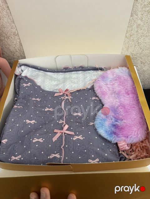 Qutu dəsti: qadın pijama və yuxu maskası - Dəst tərkibi: 1 ədəd