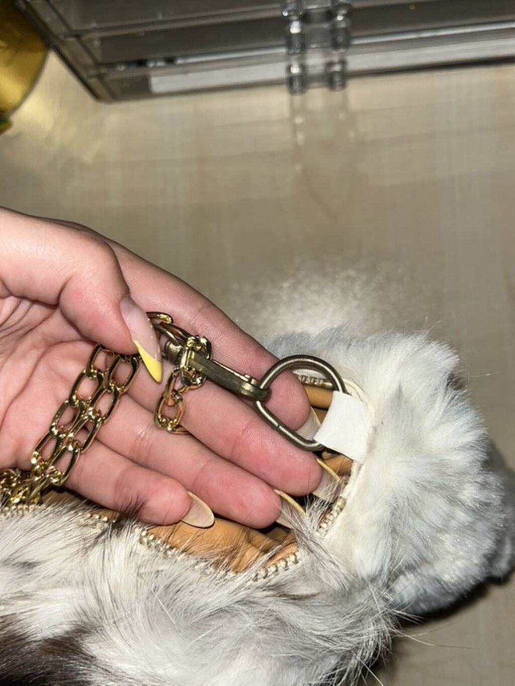 Xəz detallı çiyin çantası - Material: ağ rəngli yumşaq süni xəz, ön — Çantalar, Bakı (3)
