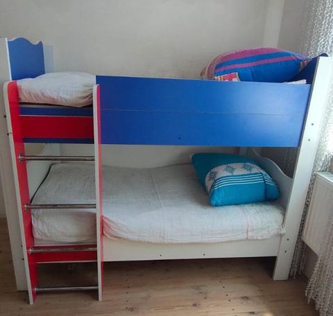 İkimərtəbəli ölçü 1.80/ 90 . matrasları var 200₼. Ünvan Binəqədi