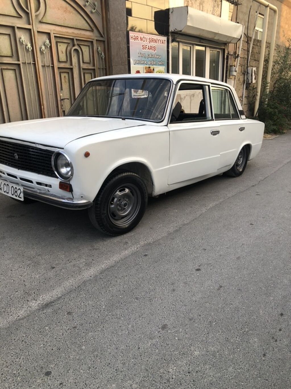 Vaz 2101, ağ rəng, sedan kuzov. Klassik dizaynlı model, arxa