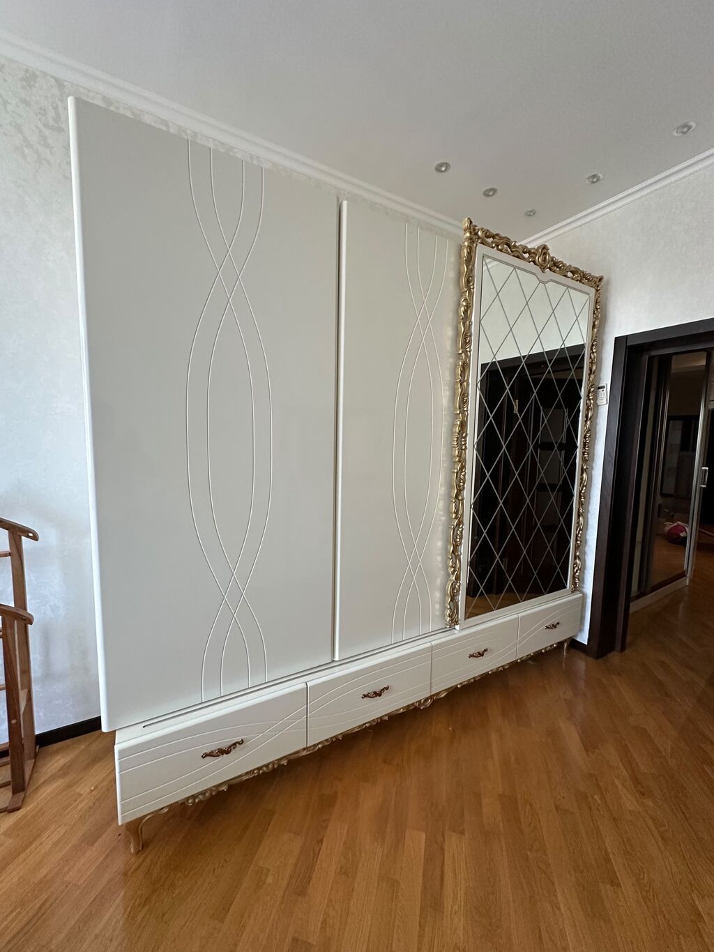 Dolab. 300azn. ideal veziyyetde. Tecili evden cixmalidir. Ünvan