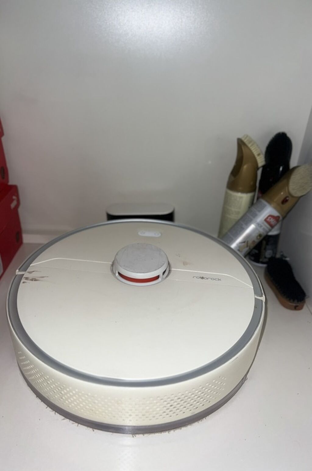 Robot tozsoran – Roborock - Dairəvi korpus, ağ rəng, yuxarıda LIDAR