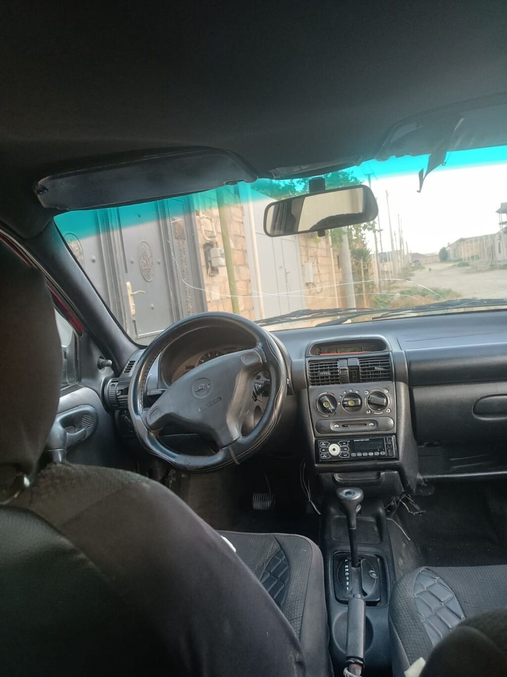 Qırmızı rəngli şəhər avtomobili – 5 qapılı hatchback. otur sur — Avto, Qobu (6)