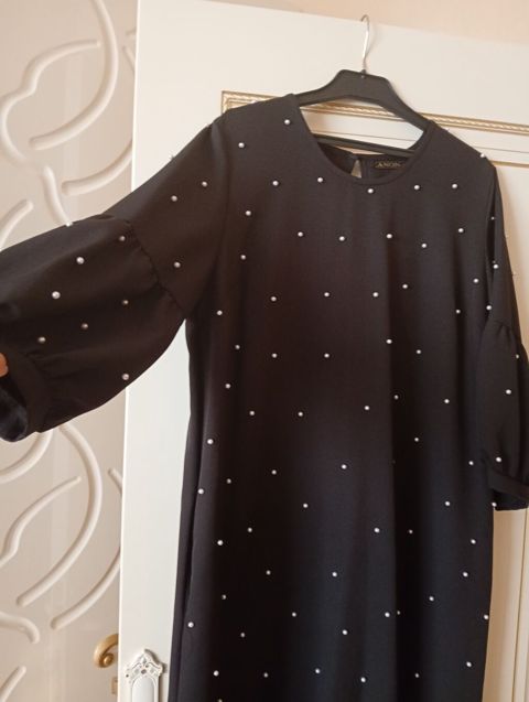 Qara rəngli, incə mirvari aplikasiyalı şıq don. - Model: A-kəsim