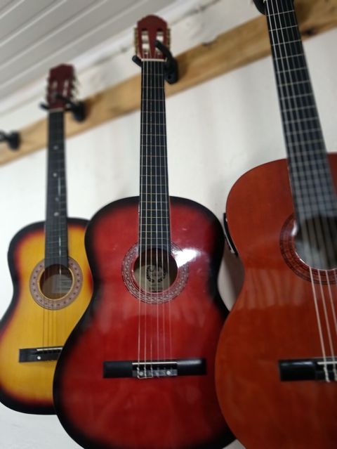 Klassik gitarların alışı, satışı, təmiri və bateri