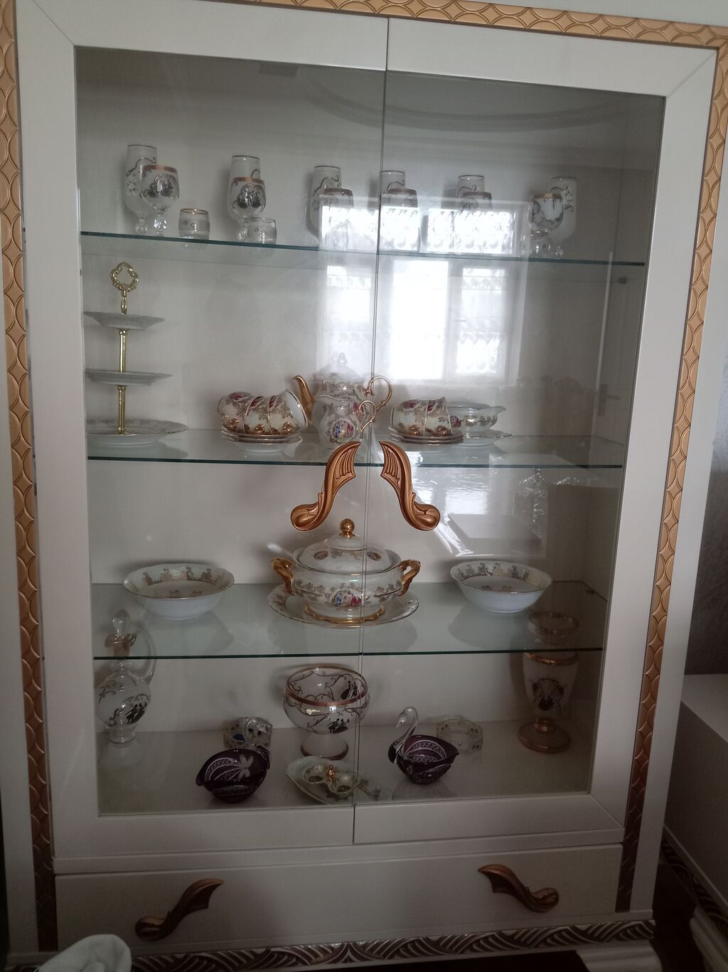 Şüşə vitrini olan zərif qab-vitrin dolabı - Rəng: ağ korpus, qızılı — Mallar, Digah