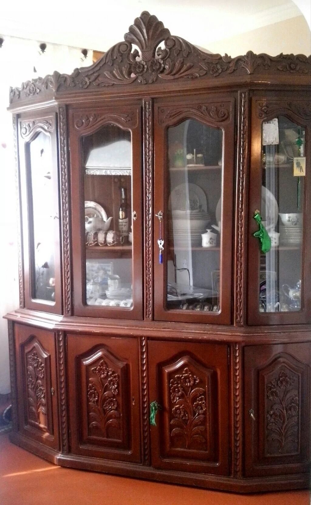 Taxta vitrin-bufet gövdəsi - Material: bərk ağac (tünd qəhvəyi