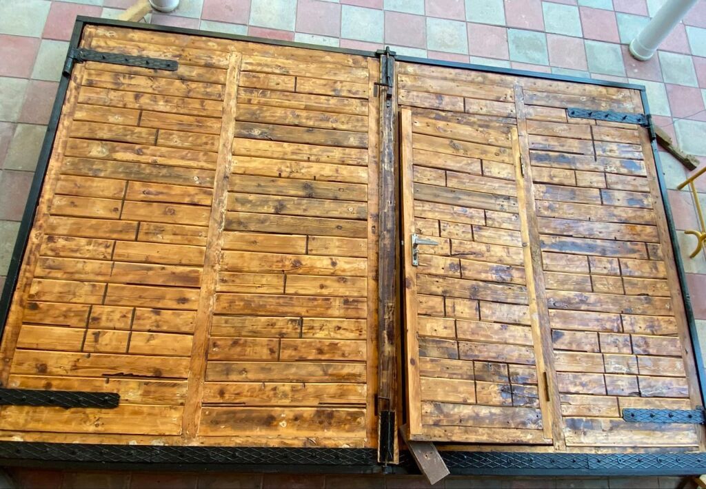 Dəmir karkaslı (şveller) taxtadan əl işi darvaza satılır. - Material — Mallar, Bakı