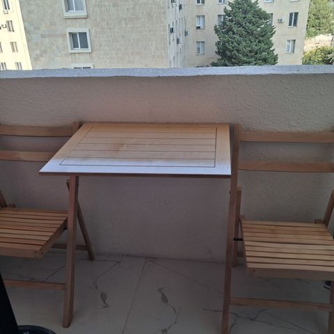 Təbii ağacdan hazırlanmış balkon/teras dəsti: - 1 ədəd kompakt masa və