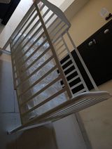 Ağ rəngli taxta beşik - Material: laklı taxta/gövdə, möhkəm — Furniture