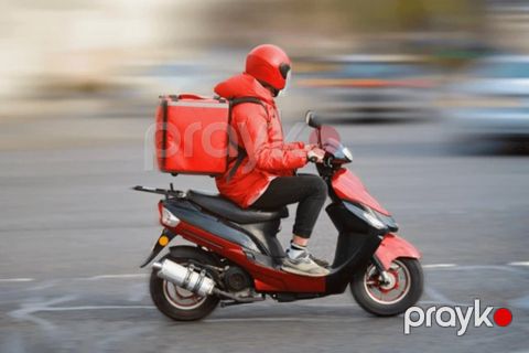 Motokuryer tələb olunur