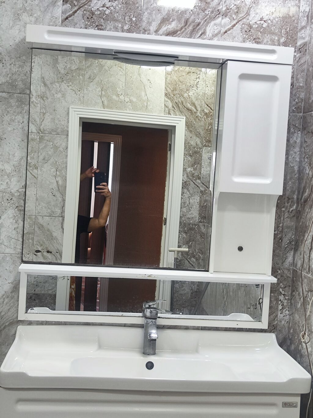 Ağ rəngdə hamam mebeli dəsti – lavabo, şkaf və güzgü paneli ilə — Mallar, Saray (3)