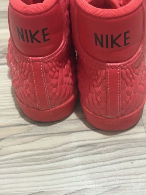 Nike qırmızı idman ayaqqabısı Orijinal 39 ölçü - Rəng: Tam qırmızı