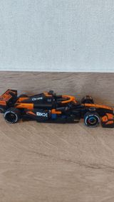 LEGO üslubunda qurulan Formula 1 bolidi modelidir (portuqal — Alixan — Oyun və oyuncaq