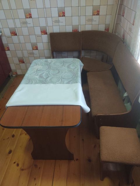Metbex masa desti 110 azn. Divan bazalidir, taburetka 2 ededdir. Unvan