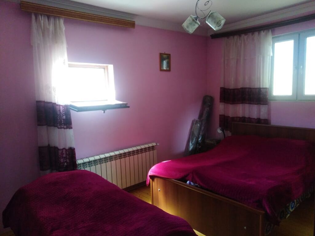 Kirayə üçün tam təchiz olunmuş ev - Geniş və işıqlı zal: pəncərə — Daşınmaz əmlak, Bakı (6)