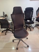 Ofis kreslоsu — tünd qəhvəyi, ergonomik, hündür arxa, metal baza — Mebel