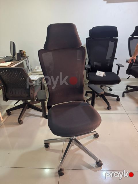 Ofis kreslоsu — tünd qəhvəyi, ergonomik, hündür arxa, metal baza — Bakı