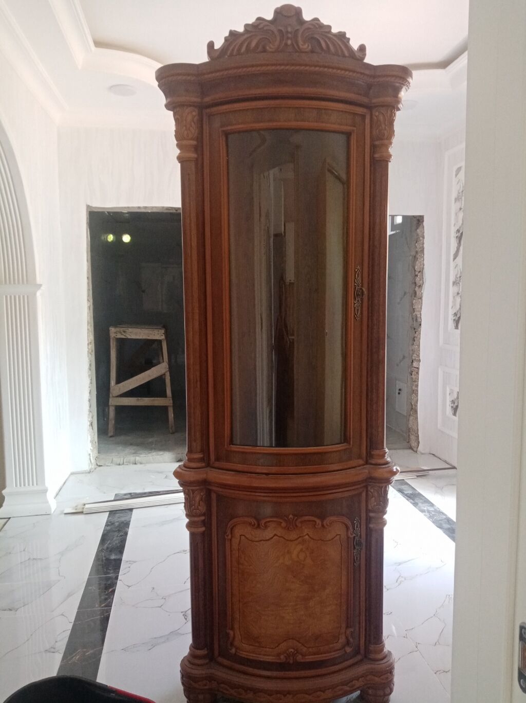 Klassik üslubda vitrin şkaf - təbii ağac, oyma detallar