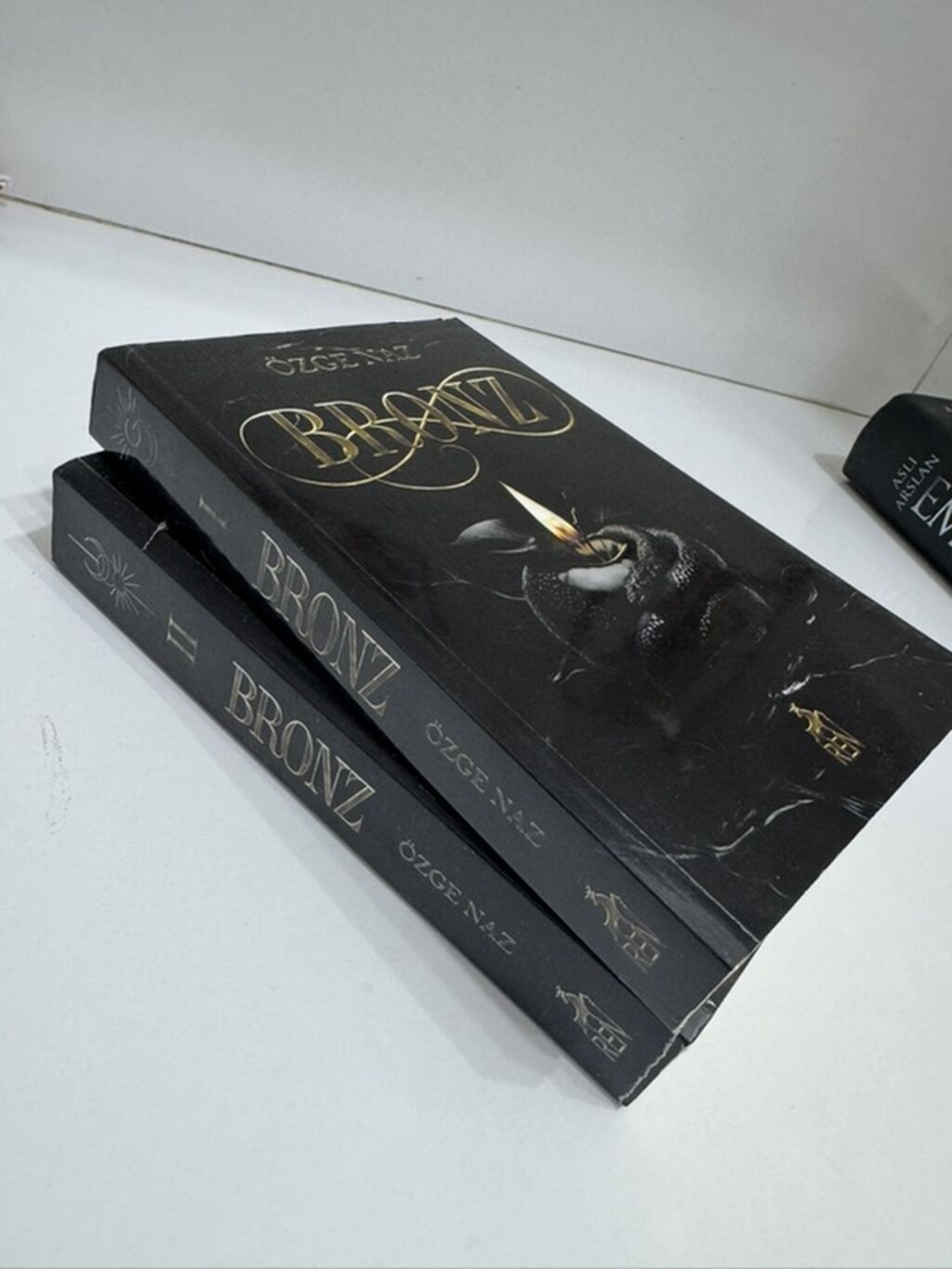 Məhsul: “Bronz” – Özge Naz (2 cildlik roman seti) Təsvir: - Ad: Bronz — Kitablar və jurnallar, Bakı