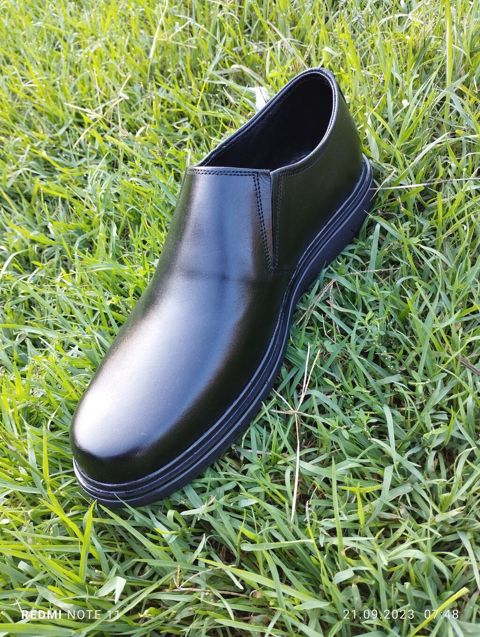 Klassik kişi ayaqqabısı – qara rəng, parlaq səthli, slip-on (bağsız)