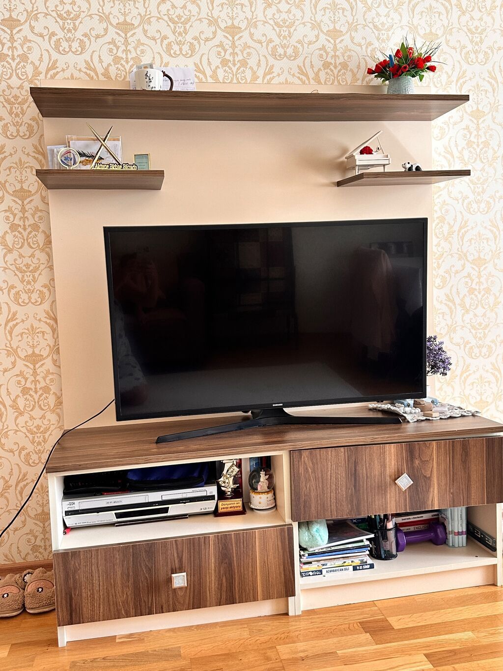 TV stendi və divar rəf dəsti - Tərkib: 1 ədəd geniş TV altlığı + 1