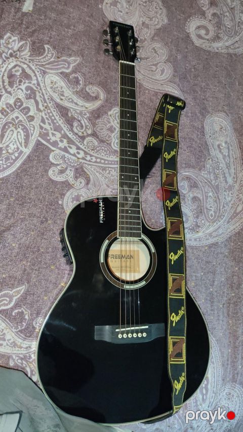 Freeman akustik-elektro gitara. Gitara qara rəngdədir və cutaway