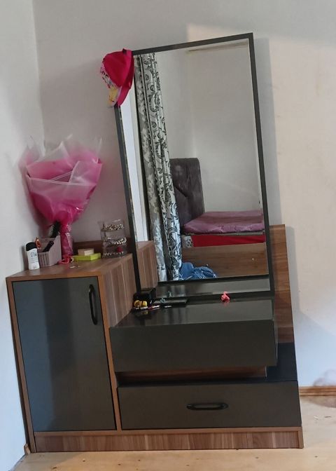 Güzgülü makiyaj/komod dəsti - Material: MDF/laminat kombinasiyası