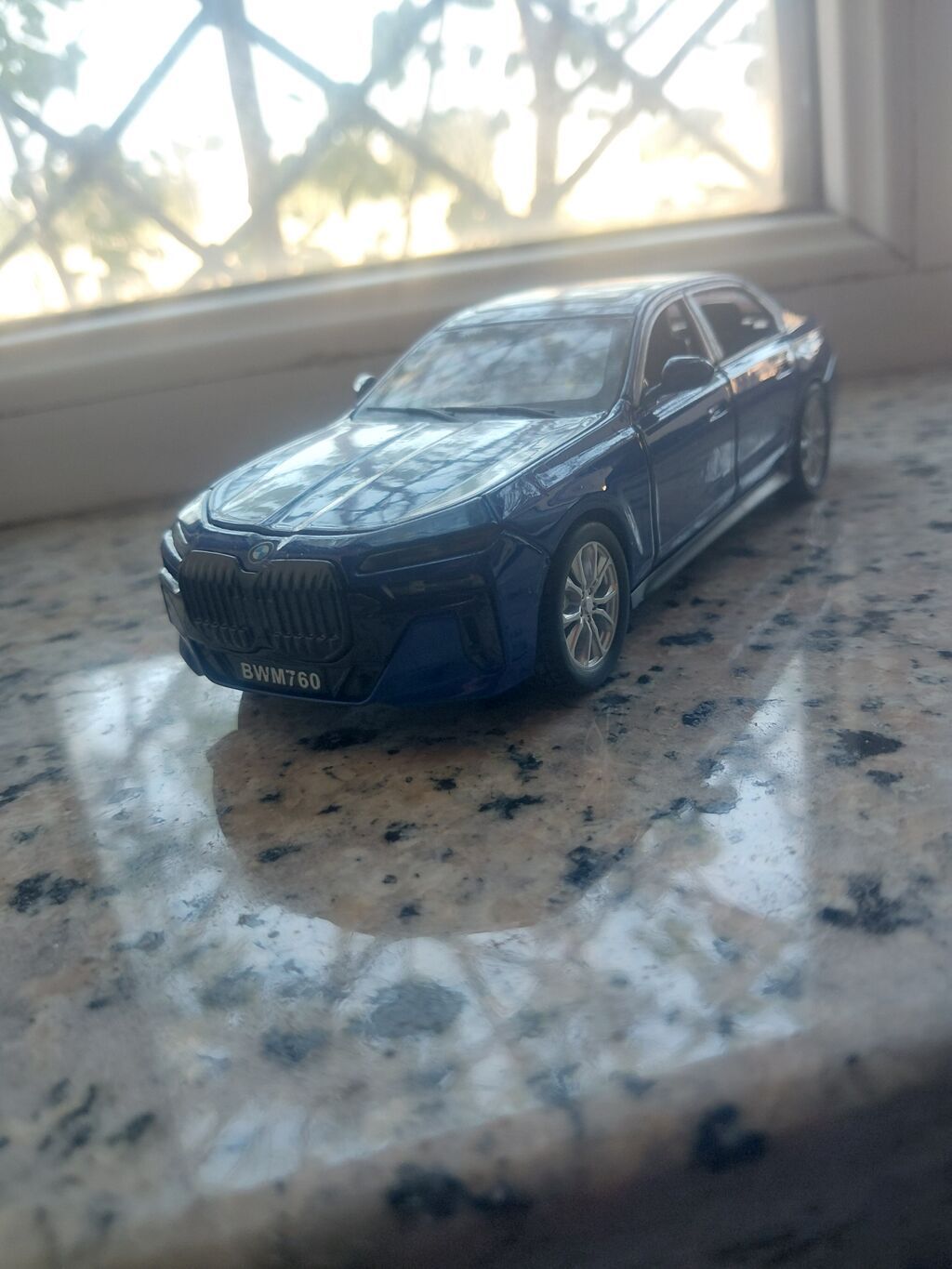 Mavi rəngli BMW 760 model avtomobil maketi. Real avtomobil dizaynına