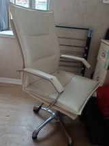 Ağ rəngli ofis kreslosu. Hündür arxa söykənəcəyi və yumşaq oturacaq — Mebel