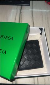 Bottega Veneta Intrecciato Bi‑Fold Wallet – orijinal - Rəng: qara - — Elektronika