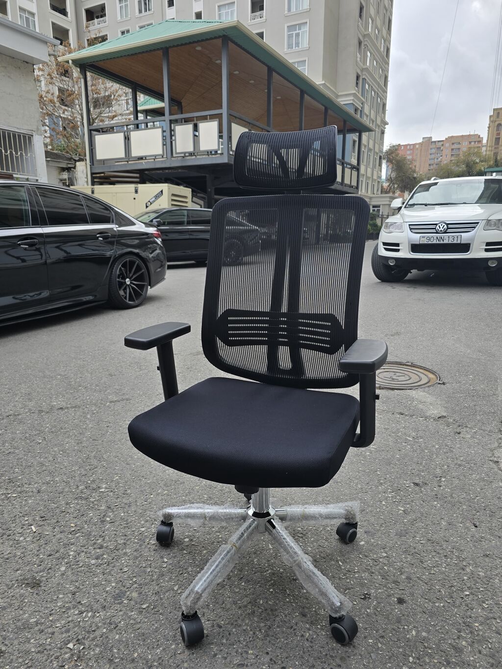 Ofis kresllosu — tənzimlənən qollar, dönerli təkərlər, dəri — Ofis mebeli, Bakı (6)