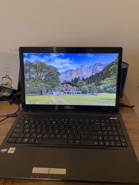 ASUS noutbuk — 15.6 ekran, AMD E-450, 4 GB RAM, Windows 8.1 Pro, çanta və adapter ilə