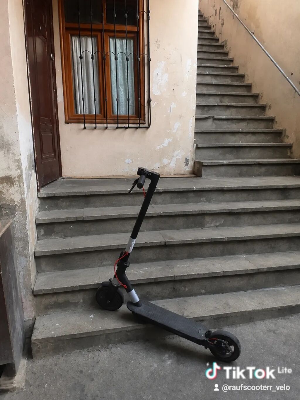 Elektrik skuter – şəhərdaxili rahat gediş üçün kompakt və yığcam